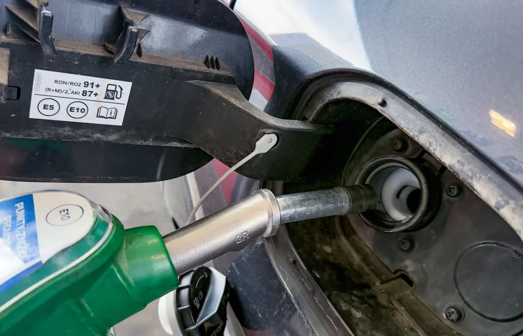 Заправка автомобиля. Фотоиллюстрация. Fot. PAP/Marcin Bielecki