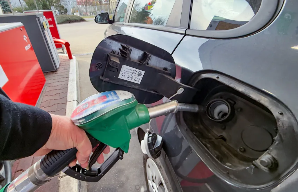 Tankowanie paliwa Fot. PAP/Marcin Bielecki