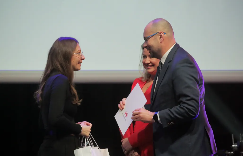Prezes Polskiej Agencji Prasowej Marek Błoński, dyrektor TVP 3 Olsztyn Magdalena Golińska-Konecko i laureatka Małgorzata Rukszan podczas gali II edycji konkursu Skrzydła Warmii i Mazur. Fot. PAP/Tomasz Waszczuk