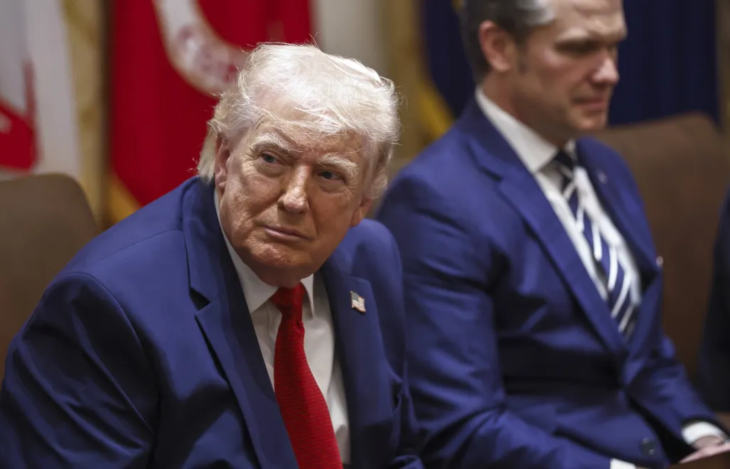 Prezydent USA Donald Trump i szef Pentagonu Pete Hegseth. Fot. PAP/EPA/WILL OLIVER / POOL 