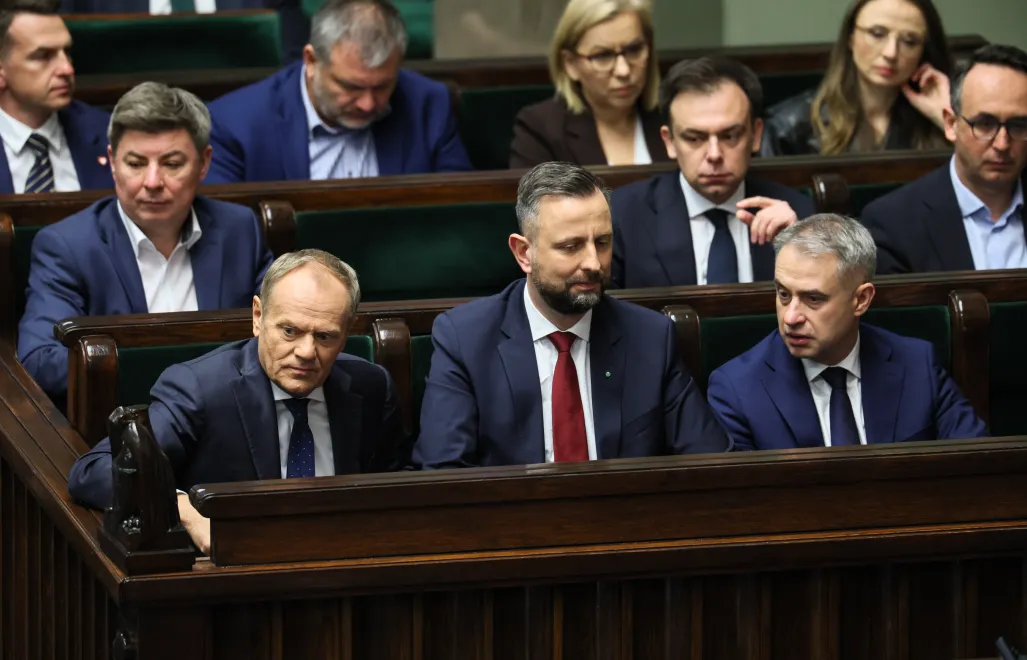 Premier Donald Tusk, wicepremier, minister obrony narodowej Władysław Kosiniak-Kamysz i wicepremier, minister cyfryzacji Krzysztof Gawkowski, szef KPRM Jan Grabiec, minister infrastruktury Dariusz Klimczak i minister finansów i gospodarki Andrzej Domański Fot. PAP/Leszek Szymański