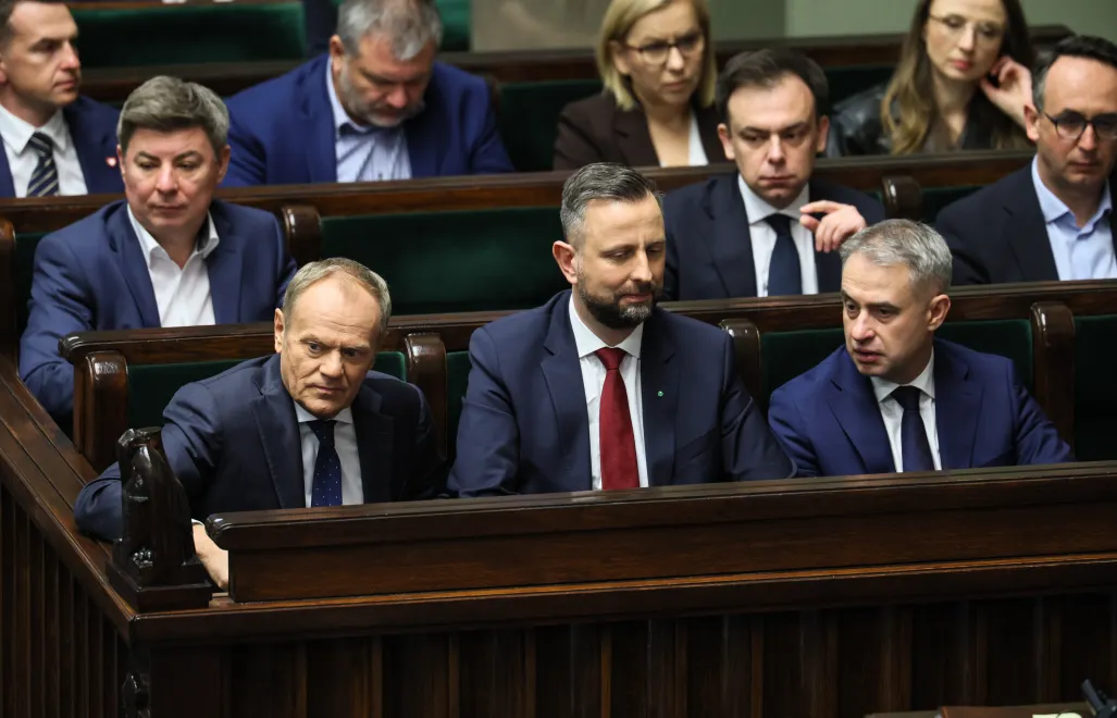 Премьер-министр Дональд Туск, вице-премьер, министр национальной обороны Владислав Косиняк-Камыш, вице-премьер, министр цифровизации Кшиштоф Гавковский, глава Канцелярии премьер-министра Ян Грабец, министр инфраструктуры Дариуш Климчак и министр финансов и экономики Анджей Доманьский. Fot. PAP/Leszek Szymański