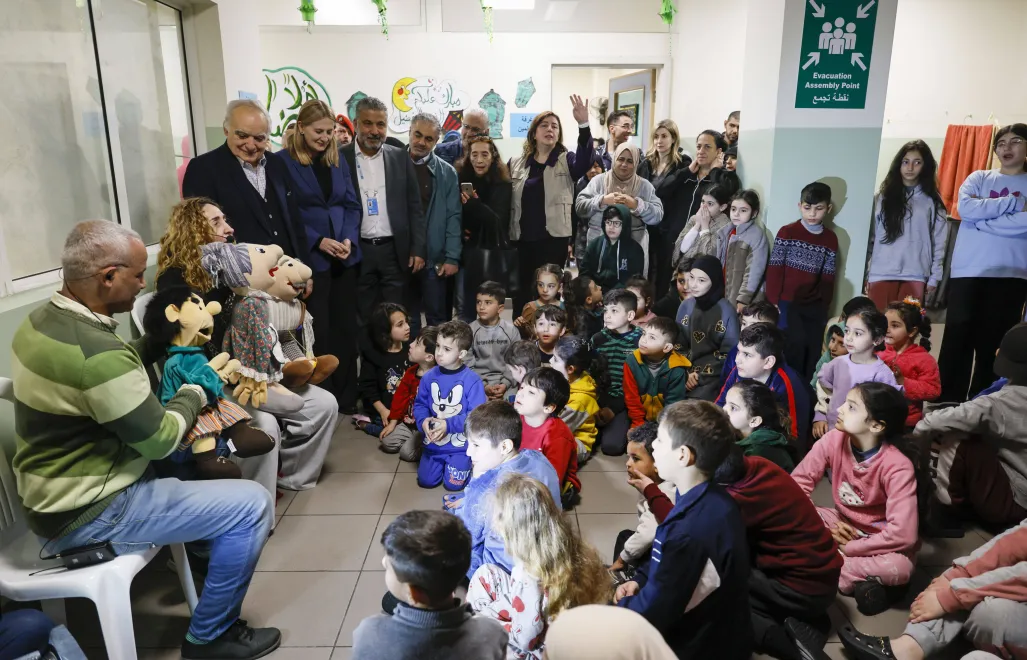 Schronisko dla przesiedleńców w lokalnej szkole odwiedził ambasador Norwegii Hilde Haraldstad. Fot. PAP/EPA/WAEL HAMZEH