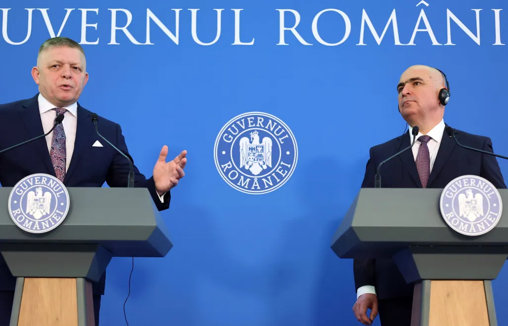 Премьер-министр Словакии Роберт Фицо (слева) и премьер-министр Румынии Илие Боложан. Fot. PAP/EPA/ Fot. PAP/Wiktor Dąbkowski