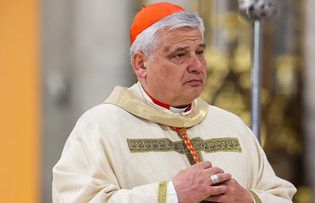 Metropolita łódzki kard. Konrad Krajewski (L) na ingresie do Bazyliki Archikatedralnej św. Stanisława Kostki w Łodzi. Fot. PAP/Marian Zubrzycki