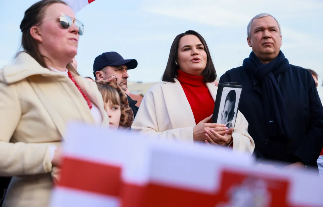 Liderka białoruskich sił demokratycznych na emigracji, przewodnicząca Zjednoczonego Gabinetu Przejściowego Białorusi Swiatłana Cichanouska (2P) oraz zastępca przewodniczącej Zjednoczonego Gabinetu Przejściowego Białorusi, szef Narodowego Zarządu Antykryzysowego Paweł Łatuszka (P). Fot. PAP/Leszek Szymański