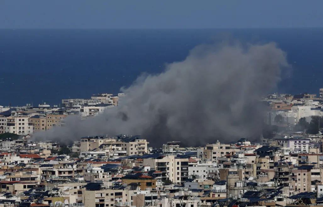 Dym nad Bejrutem, fot. PAP/EPA/WAEL HAMZEH