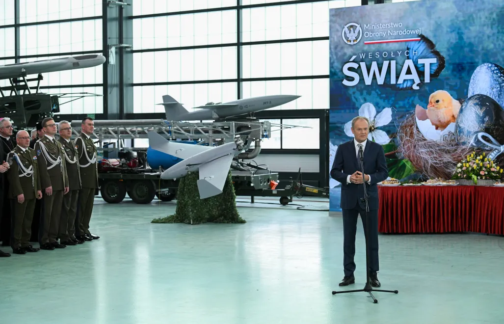 Прем'єр-міністр Дональд Туск (праворуч) під час великодньої зустрічі з військовослужбовцями та працівниками збройних сил Польщі. Fot. PAP/Marcin Obara