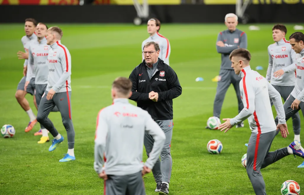 rener piłkarskiej reprezentacji Polski Jan Urban (C) podczas treningu kadry w Sztokholmie, fot. PAP/Leszek Szymański