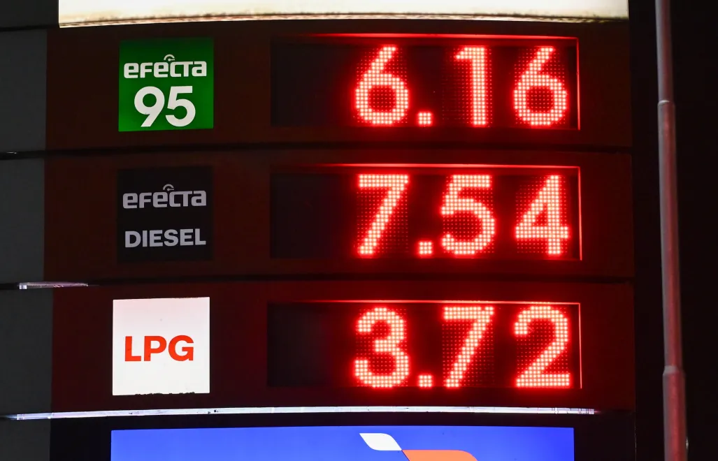 Obowiązujące ceny paliw na stacjach benzynowych. Fot. PAP/Darek Delmanowicz