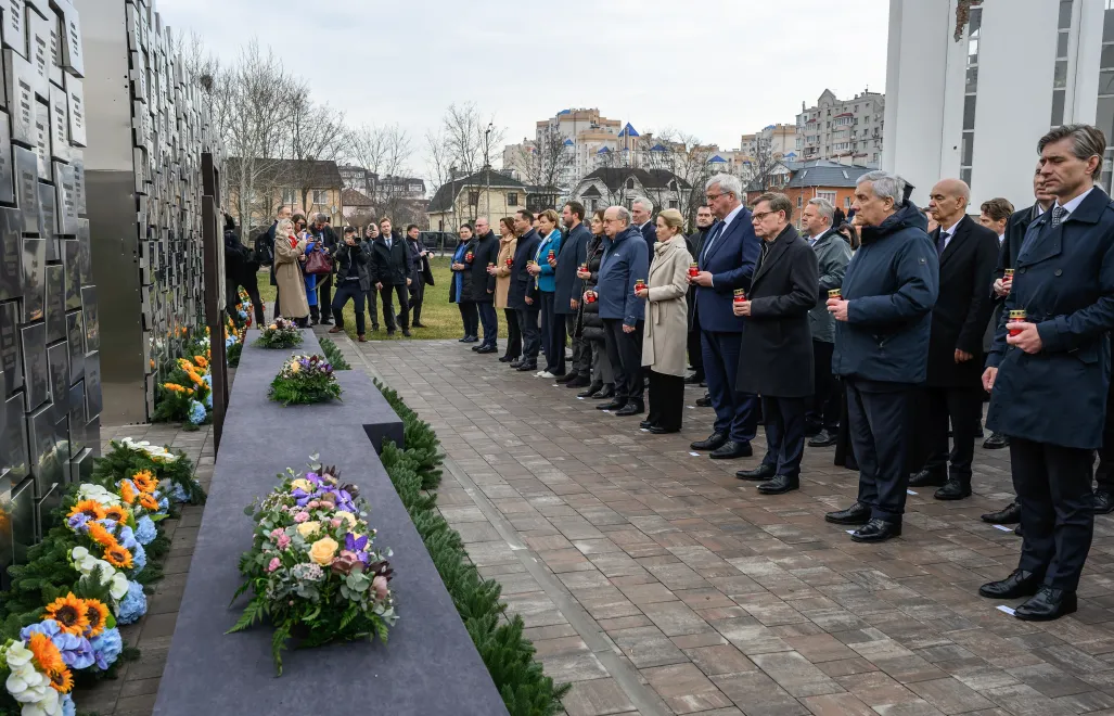 Radosław Sikorski wśród ministrów spraw zagranicznych krajów UE podczas uroczystości złożenia kwiatów pod pomnikiem ofiar zbrodni w Buczy. Fot. PAP/	Władek Nowak