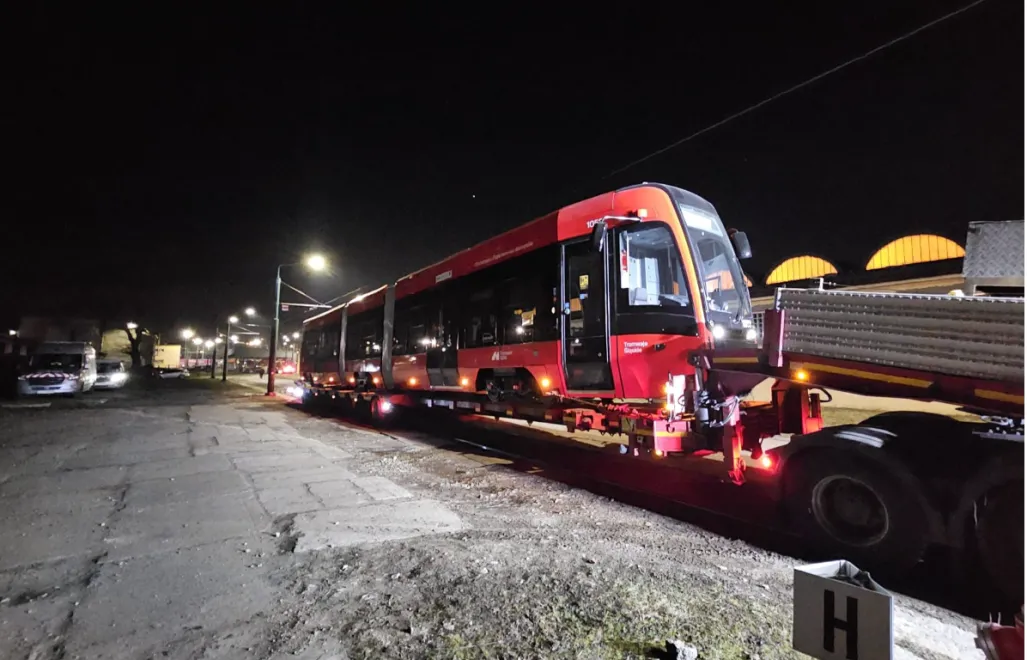 We wtorek pierwszy zamówiony wagon Pesy dotarł do zajezdni TŚ w katowickiej dzielnicy Zawodzie. Fot. www.tram-silesia.pl