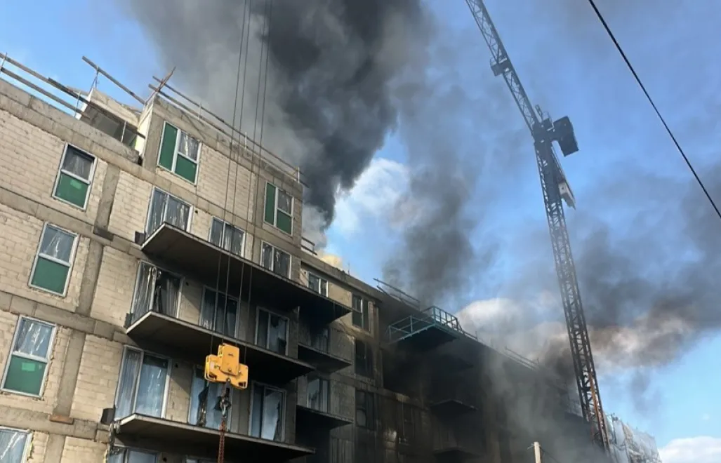 Na miejsce zadysponowano dziewięć zastępów straży pożarnej. Fot. FB/Komenda Miejska PSP m.st. Warszawy