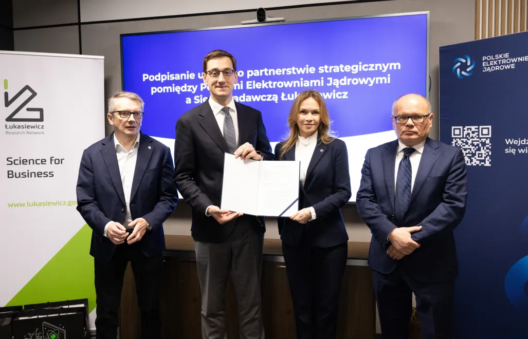 Sieć Badawcza Łukasiewicz - Tomasz Szubiela (wiceprezes PEJ), Bogumiła Czarska-Karbowiak (wiceprezes PEJ), Hubert Cichocki (prezes Łukasiewicza), Wiesław Skwarko (wiceprezes Łukasiewicza)