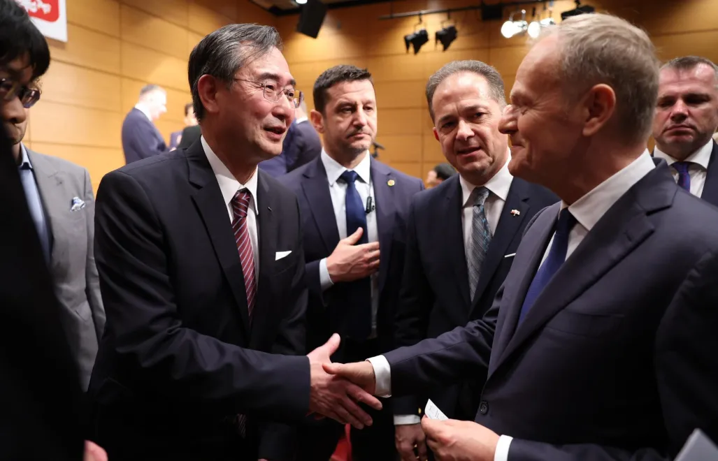 Токио. Дональд Туск на встрече в посольстве Польши с японскими парламентариями, представителями бизнеса и студентами-полонистами. Fot.X @PremierRP