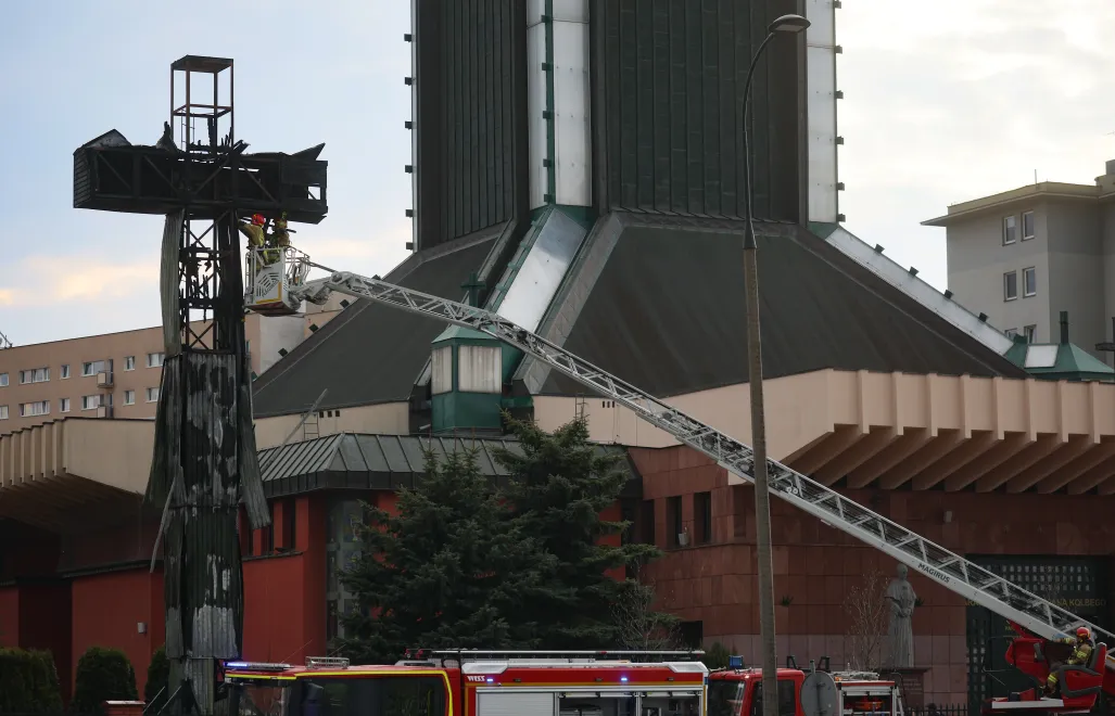 Spłonął krzyż przed kościołem parafialnym św. Maksymiliana Marii Kolbego przy ulicy Rzymowskiego w Warszawie Fot. PAP/Leszek Szymański