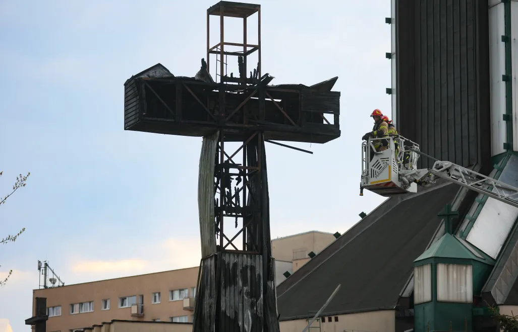 Krzyż przed kościołem parafialnym św. Maksymiliana Marii Kolbego przy ulicy Rzymowskiego w Warszawie. Fot. PAP/Leszek Szymański