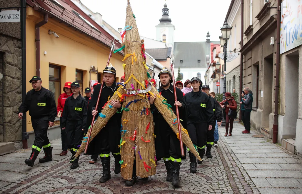 Pochód z Judoszem na ulicach Skoczowa. Fot. PAP/Jarek Praszkiewicz