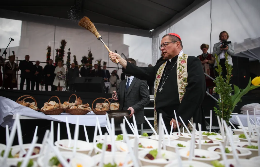 Metropolita krakowski kard. Grzegorz Ryś podczas święcenia pokarmów przed Bazyliką Mariacką na Rynku Głównym w Krakowie Fot. PAP/Łukasz Gągulski