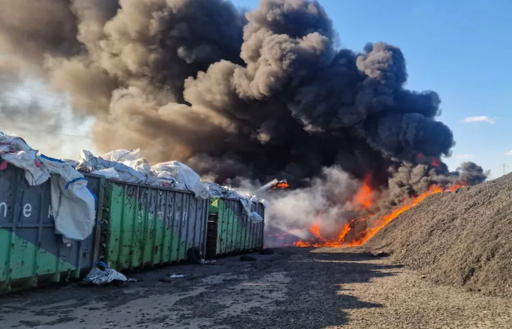 Pożar w zakładzie utylizacji opon w Rożentalu. Fot. PAP/KP PSP Tczew
