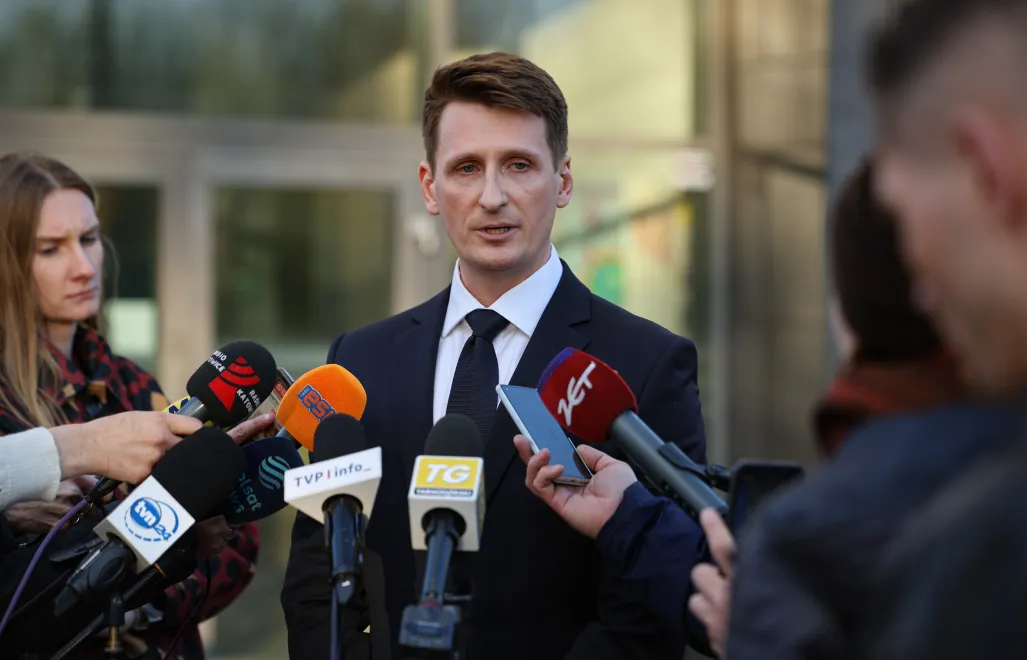 Prokurator Bartosz Kilian podczas konferencji prasowej przed budynkiem Prokuratury Rejonowej w Dąbrowie Górniczej Fot. PAP/Art Service