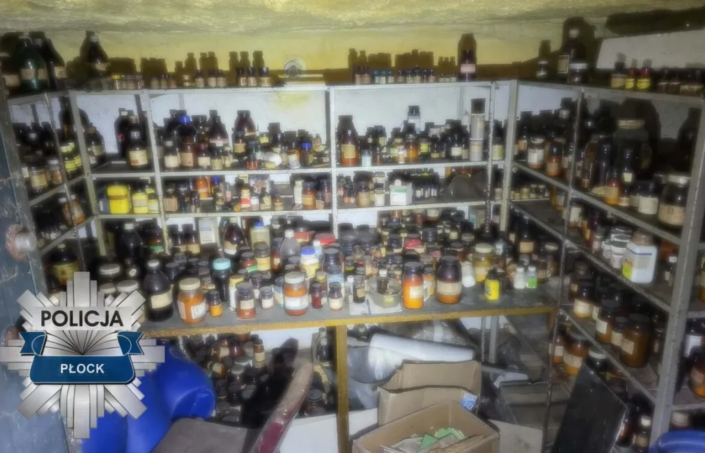 Słoiki z podejrzaną substancją znalezione w piwnicy domu w Płocku. Fot. Policja w Płocku