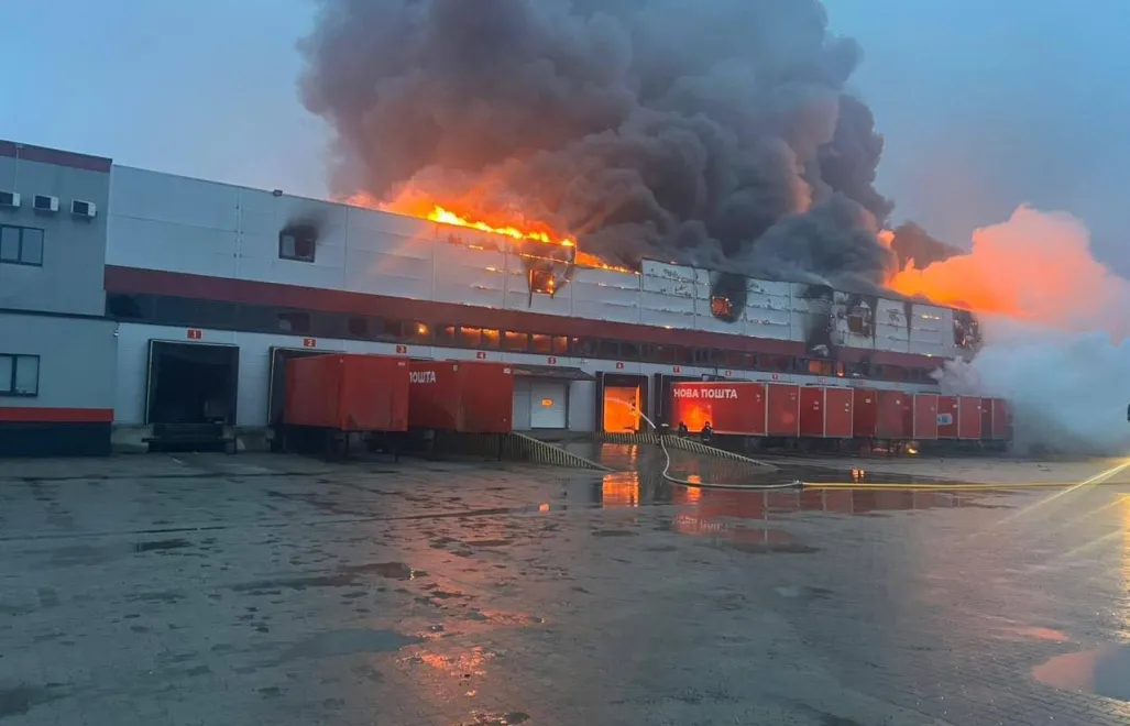 Пожежа після влучання російського дрону по терміналу "Нової пошти" у Луцьку. Fot. Facebook / Нова Пошта