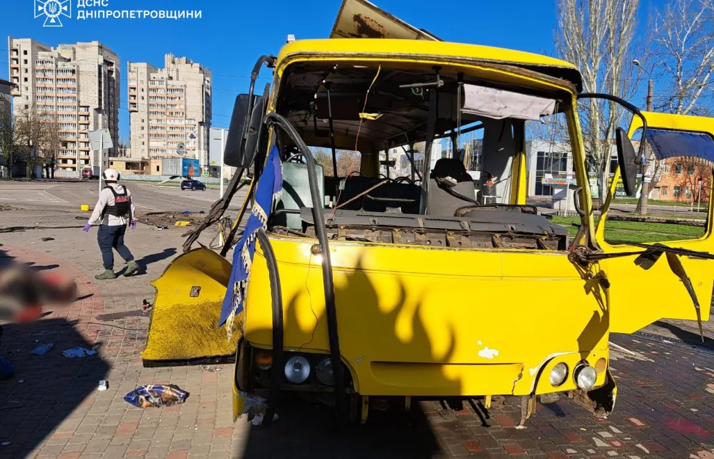 Никополь. Атакованный автобус. Fot. Facebook/ДСНС України
