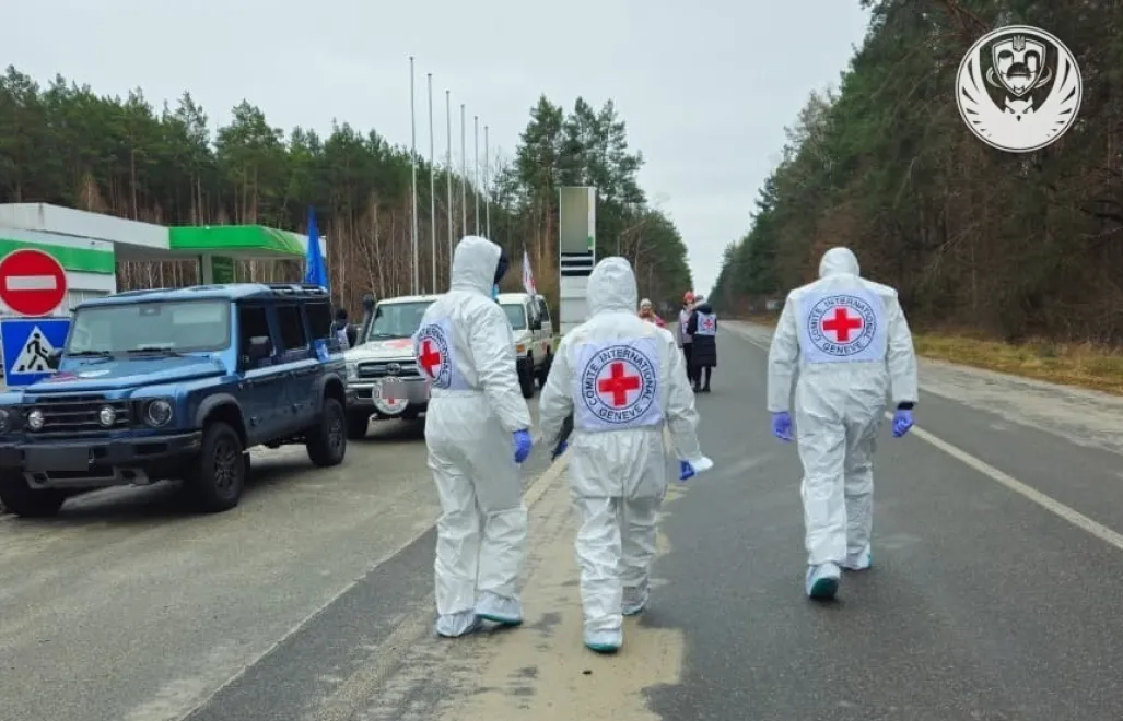 Медики и работники Международного комитета Красного Креста принимают тела погибших украинских военнослужащих. Fot. Facebook/Координаційний штаб з питань поводження з військовополоненими