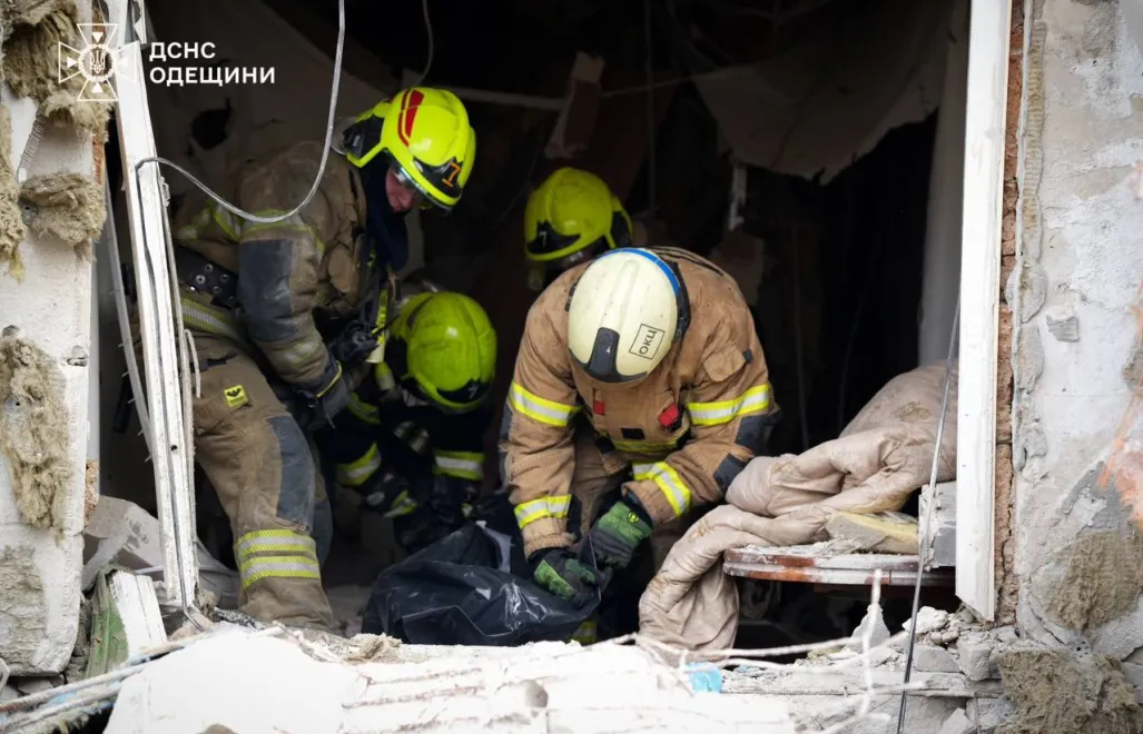 Рятувальна операція в Одесі, де станом на 12:00 загинуло 9 людей. Fot. Facebook/ДСНС України
