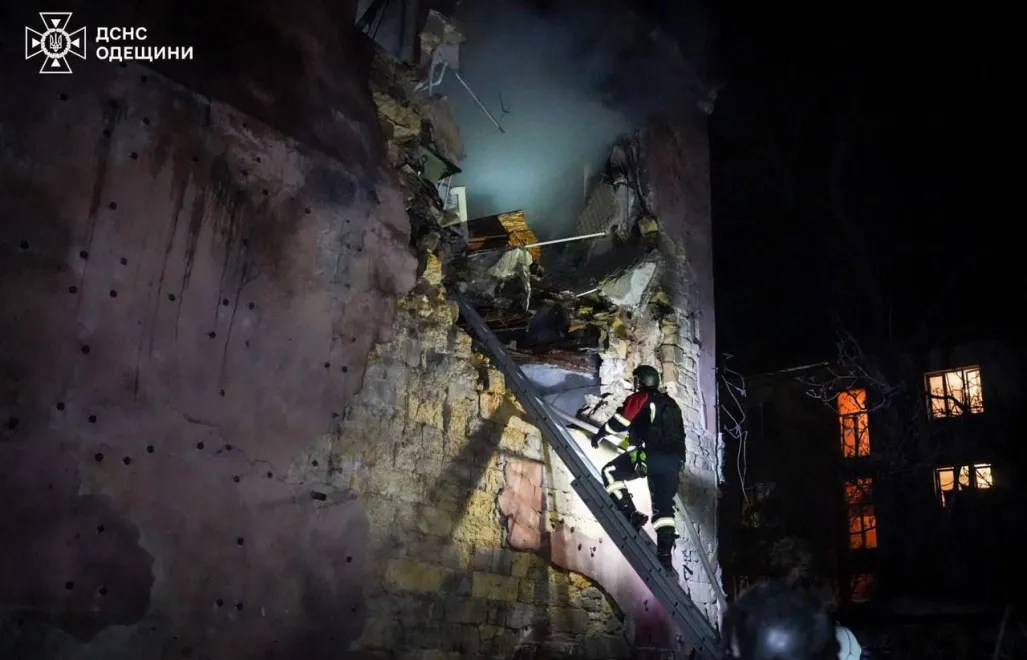 Рятувальники працюють на місці російського удару по Одесі. Fot. ДСНС Одещини