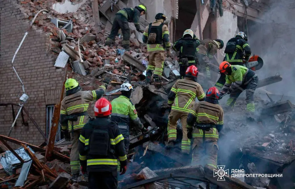 У місті Дніпро на місці зруйнованої росіянами п'ятиповерхівки триває пошуково-рятувальна операція. Fot. Facebook/МВС України