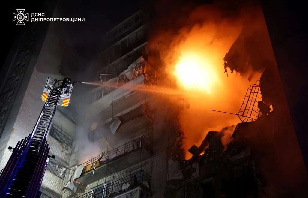Многоквартирный дом в Днепре после прилета дрона. Fot. ДСНС України