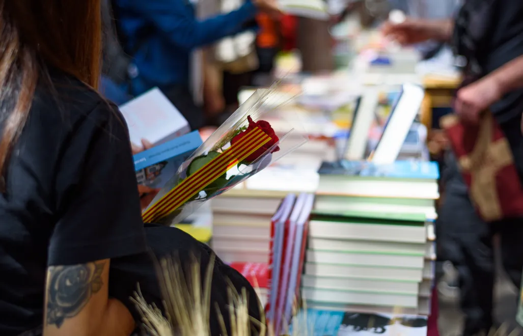 Sant Jordi - dzień, w którym Barcelona pachnie różami i książkami. Fot. davide bonaldo/Adobe Stock