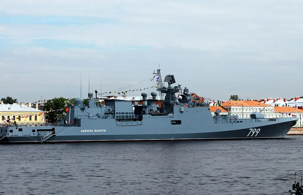 Вартовий корабель і фрегат "Адмірал Макаров" в акваторії річки Неви. 2017 рік. Fot. Wikimedia Commons/Radziun