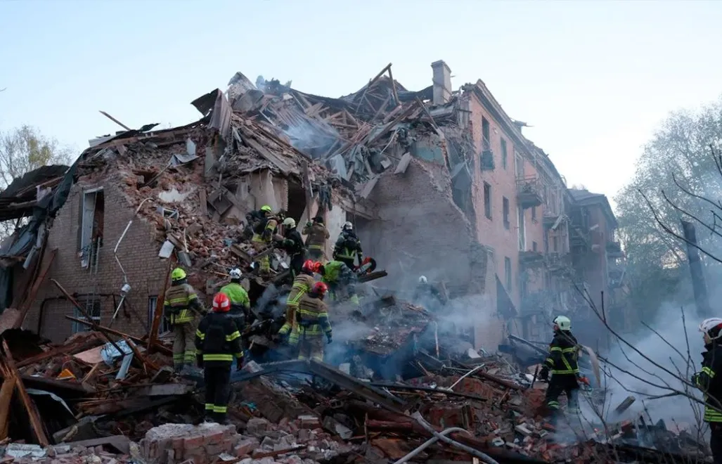 Prezydent Ukrainy Wołodymyr Zełenski zaapelował po atakach na Dniepr, by świat nie milczał o tym, co się tam stało. Fot. X/DSNS.GOV.UA