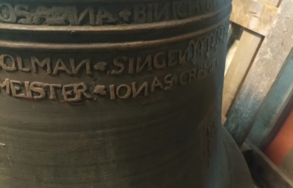 Inskrypcja na XVI-wiecznym dzwonie Hosanna. Fot. Facebook/Mazowiecki Wojewódzki Konserwator Zabytków