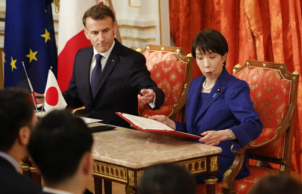 Emmanuel Macron i Sanae Takaichi Fot. PAP/EPA/FRANCK ROBICHON/POOL