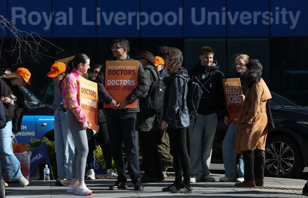 Protest lekarzy rezydentów w Wielkiej Brytanii. Fot. PAP/ EPA/ADAM VAUGHAN 
