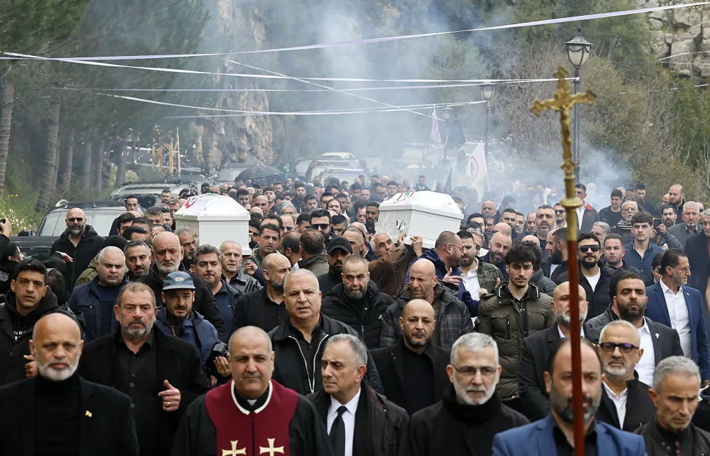 Pogrzeb zmarłego działacza partii Chrześcijańskie Siły Libańskie (Libanese Forces) Pierre’a Mouawada i jego żony Flavii. Fot. PAP/EPA/WAEL HAMZEH