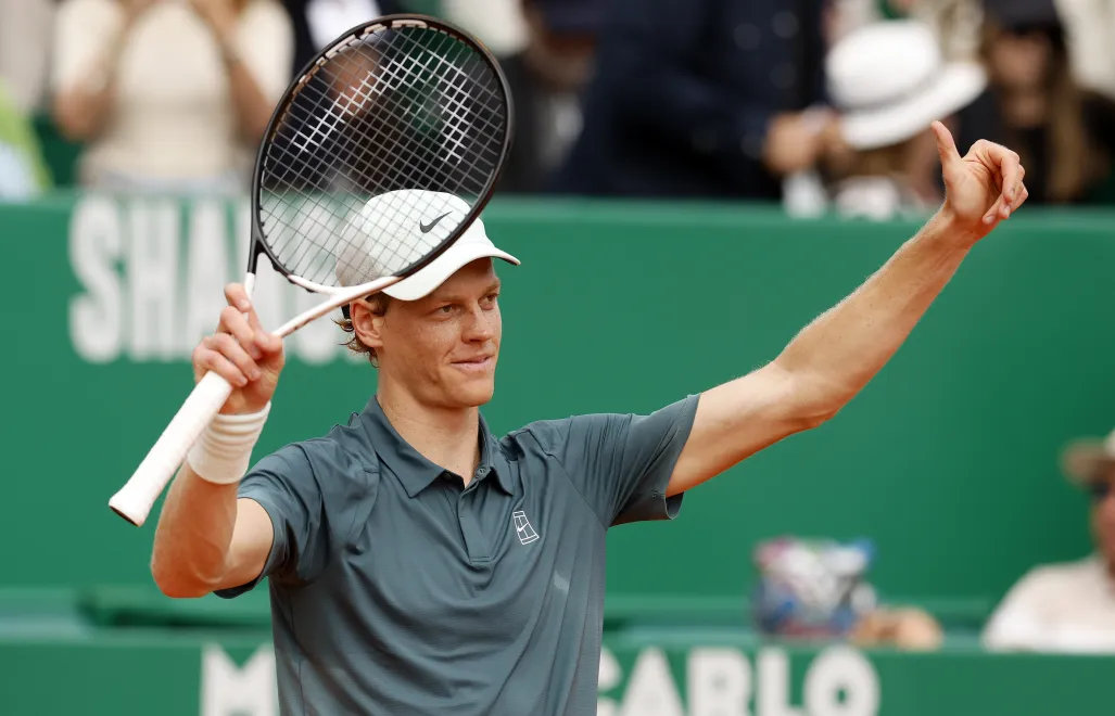 Tenisista Jannik Sinner. Fot. EPA/SEBASTIEN NOGIER