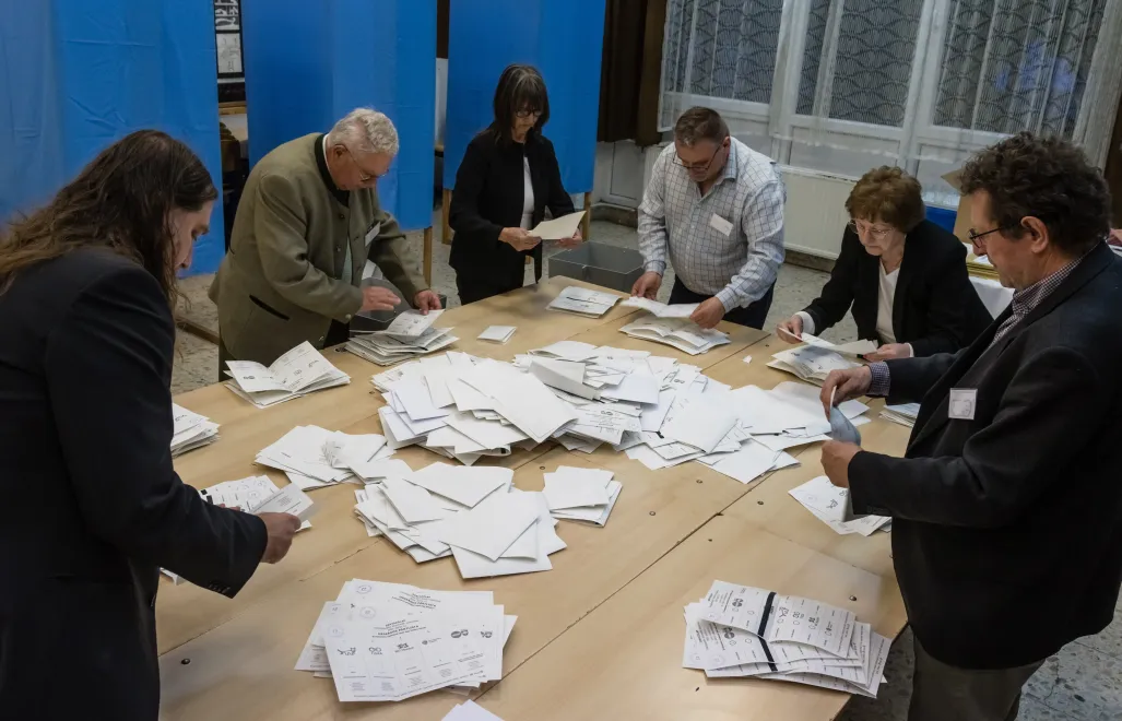 Liczenie głosów w wyborach na Węgrzech Fot. PAP/EPA/PETER LAKATOS