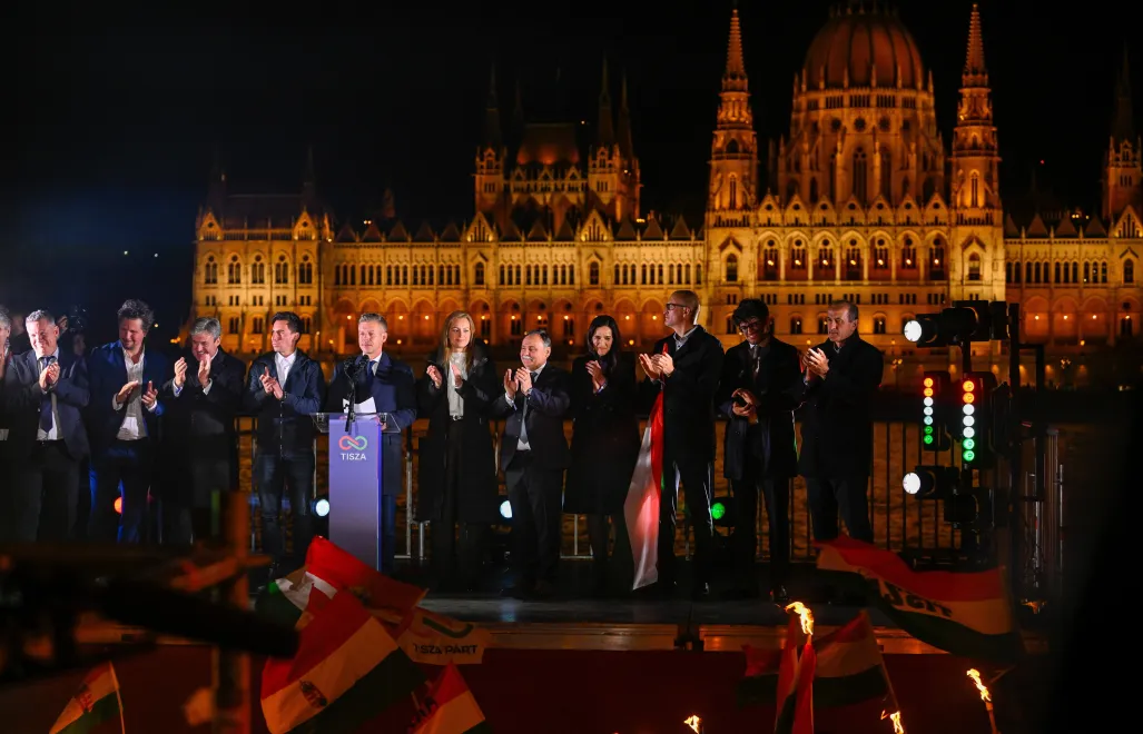 Peter Magyar na tle węgierskiego parlamentu Fot. PAP/EPA/Robert Hegedus