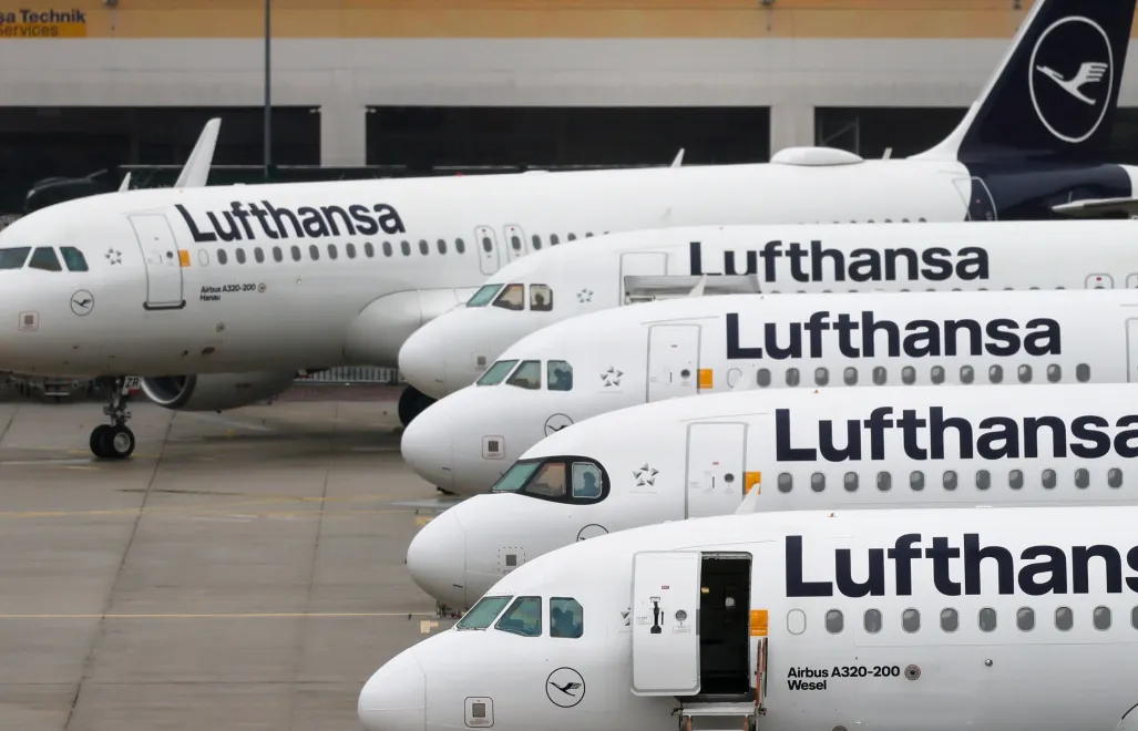 Odwoływane loty dotyczyć będą prawdopodobnie także połączeń do i z Polski. Fot. PAP/EPA/RONALD WITTEK