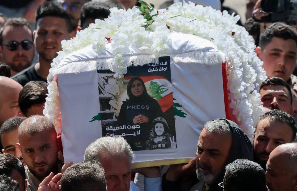 Ludzie niosą trumnę libańskiej dziennikarki Amal Khalil podczas procesji pogrzebowej we wsi Baisariyah w południowym Libanie Fot. PAP/EPA/WAEL HAMZEH