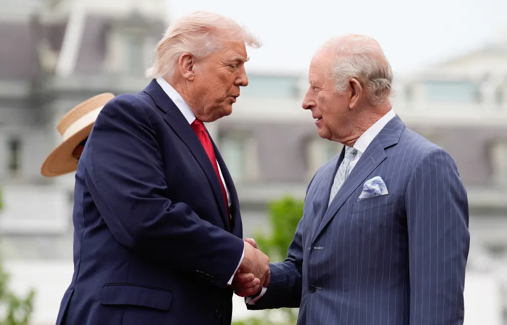 Donald Trump (L) i Karol III. Fot. EPA/YURI GRIPAS / POOL 