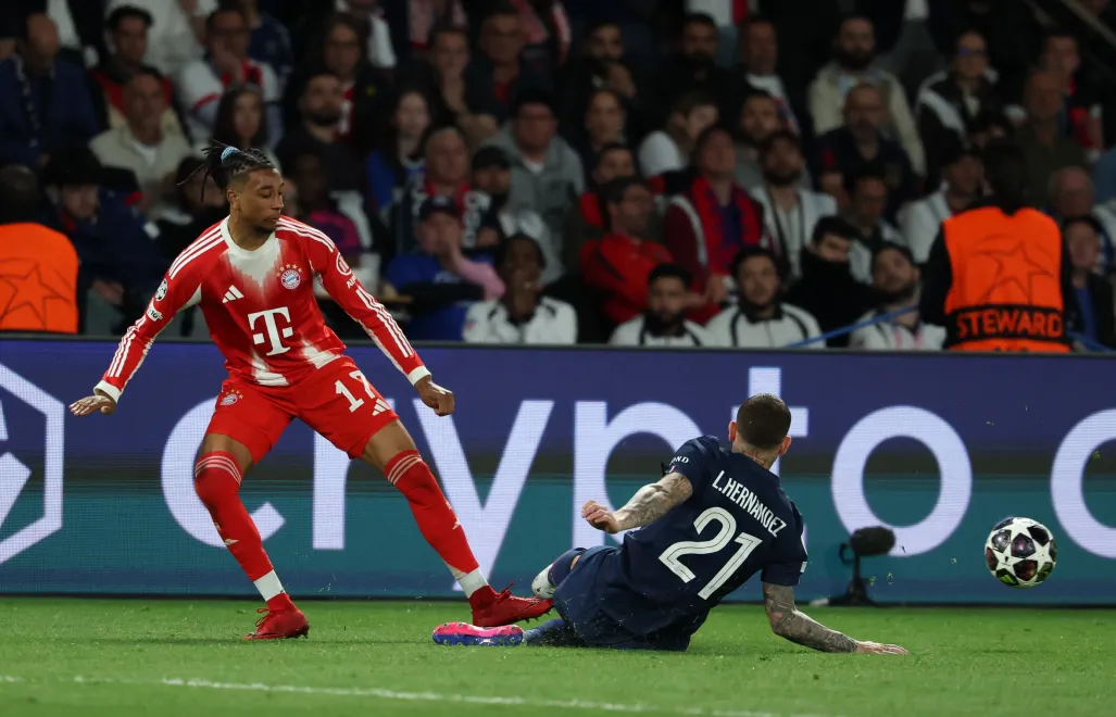 Michael Olise (L) i  Lucas Hernandez (P). Fot. EPA/MOHAMMED BADRA