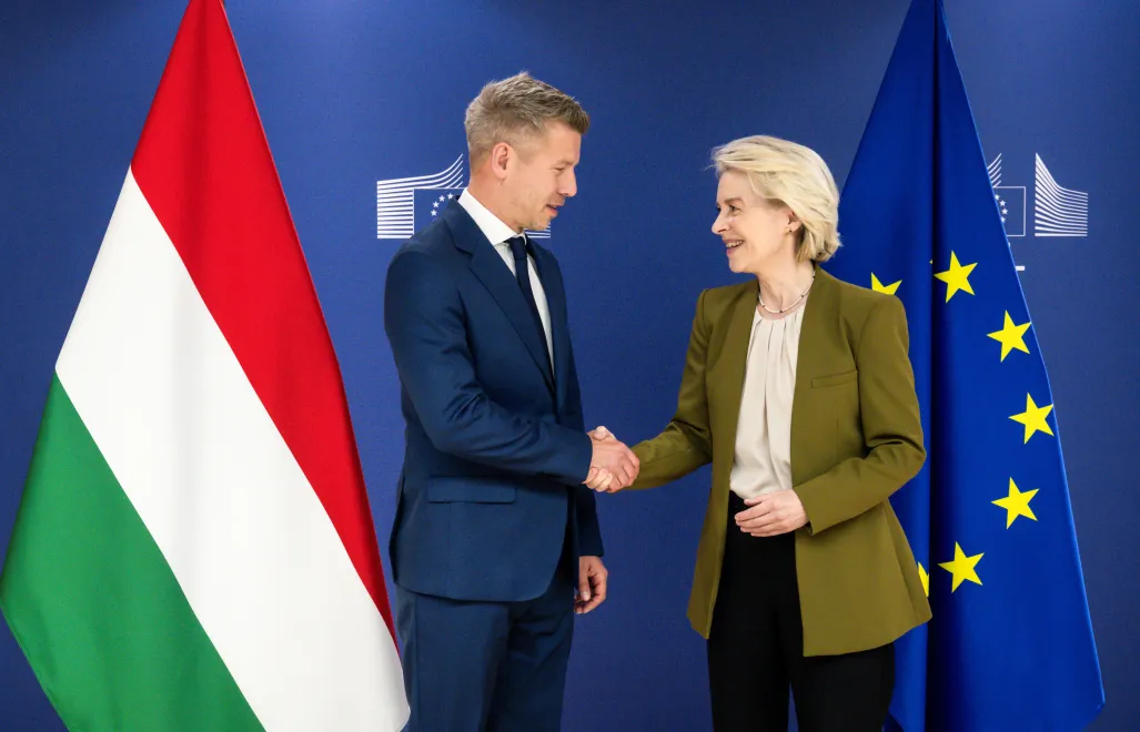 Ursula von der Leyen (P) i Peter Magyar (L). Fot. EPA/JOHN THYS / POOL