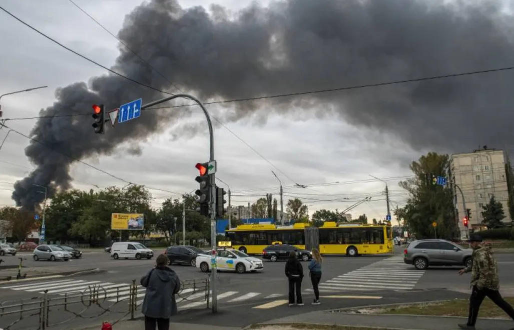 Dym unosi się po rosyjskim ataku na Kijów. Fot. PAP/EPA/ MAXYM MARUSENKO (zdjęcie ilustracyjne)