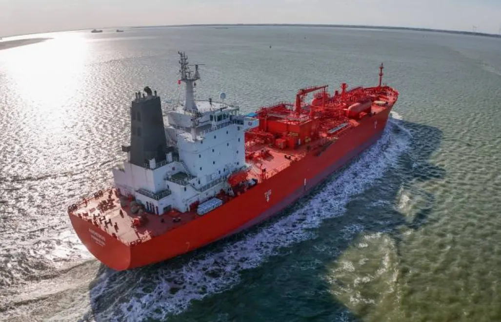 Tankowiec Fot. PAP/EPA/OLIVIER HOSLET